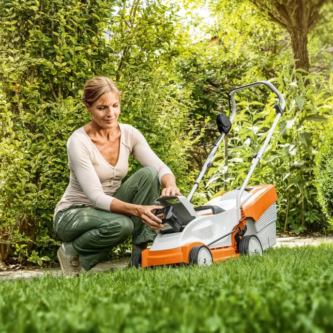 מכסחת דשא נטענת STIHL RMA235 סט