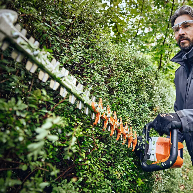 מגזמת גדר חיה נטענת STIHL HSA 100.1